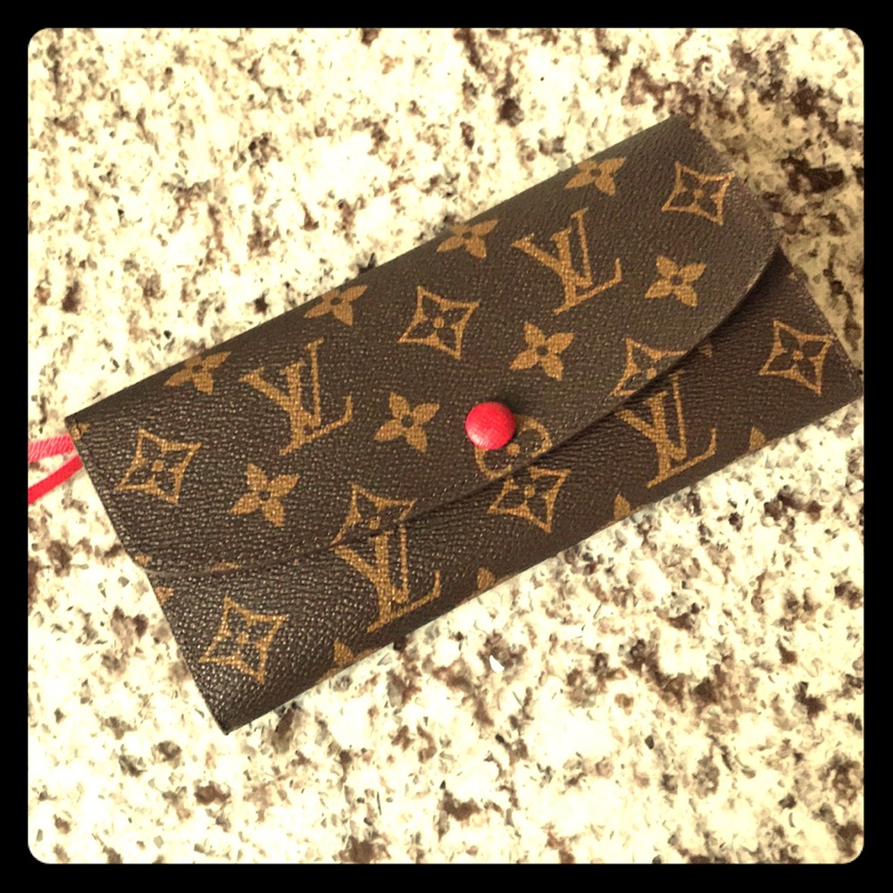 Woman’s long wallet